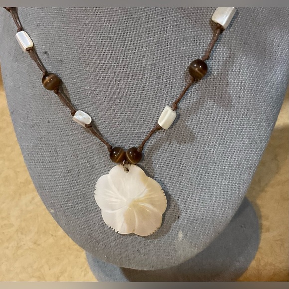 Shell craft Carved iridescent mother of pearl shell pendant brown beads necklace - Picture 3 of 8